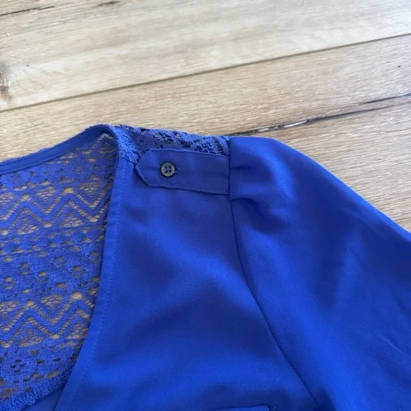Candie's royal blue long sleeved blouse, back lace detailing, button sleeves, M. - Picture 6 of 13